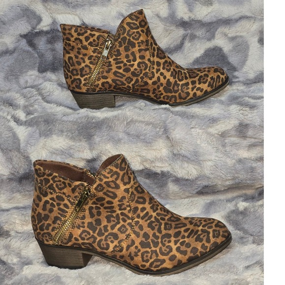NWB Sun + Stone Abby Leopard Print Ankle Boots Size 6.5M Faux Suede Gold Zipper - Picture 1 of 7